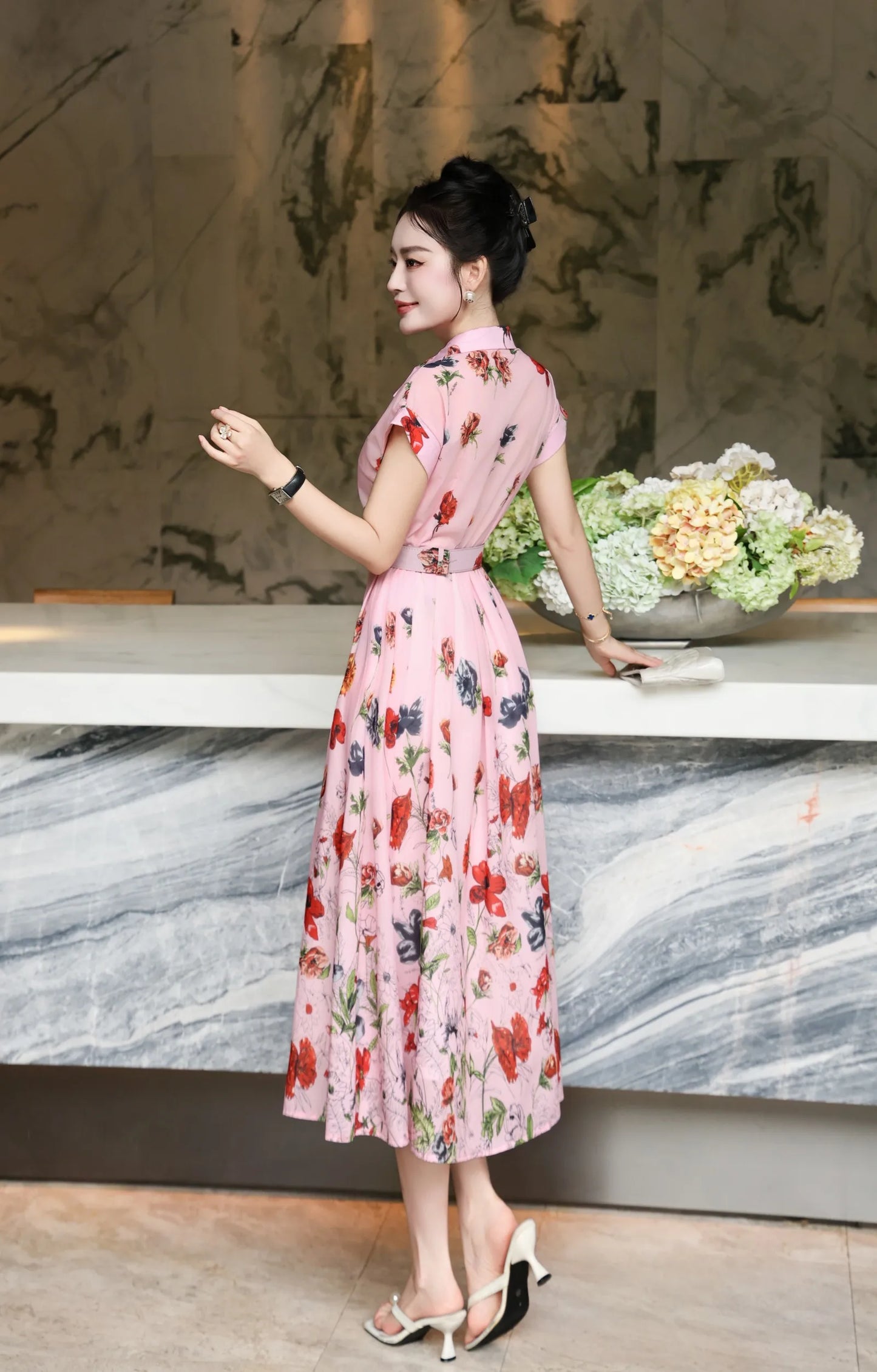 فستان صيفي متوسط الطول بطبعة زهور - وردي، بأكمام قصيرة، وأزرار أمامية، أنيق وغير رسمي.