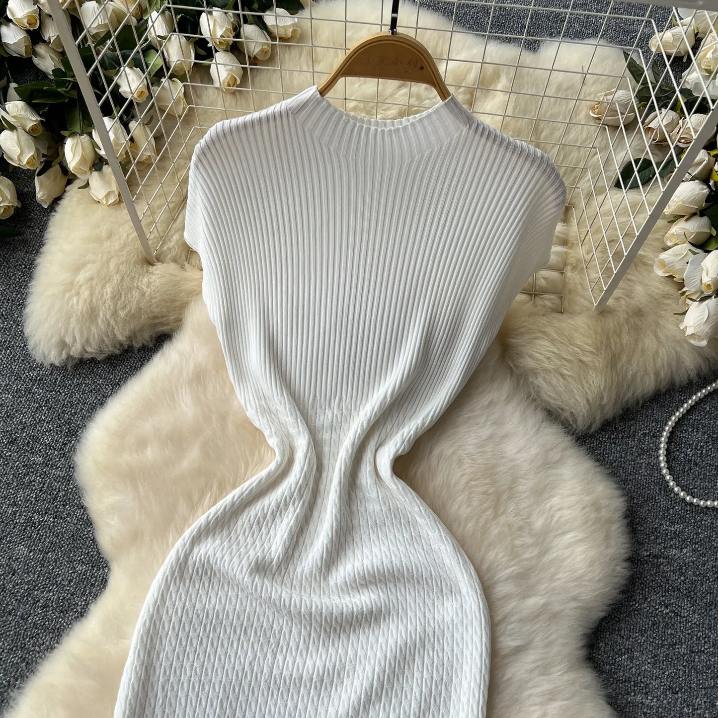 فستان جينز طويل مع قطع متداخلة | ياقة على شكل حرف V ضيق الأكمام القصيرة