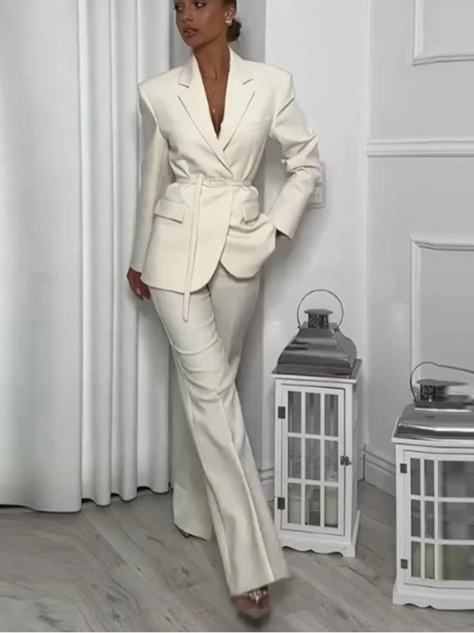 طقم جاكيت بدلة ضيق مع حزام وبنطلون واسع ذو فتحات جانبية