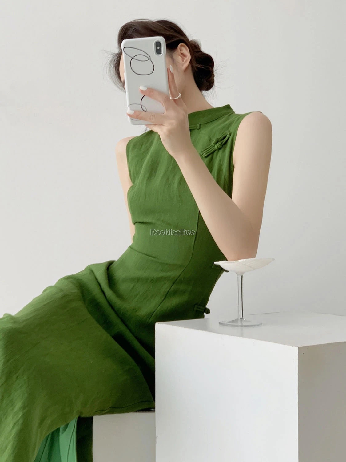 Vintage Style Qipao Dress – Sleeveless Waist Cinching