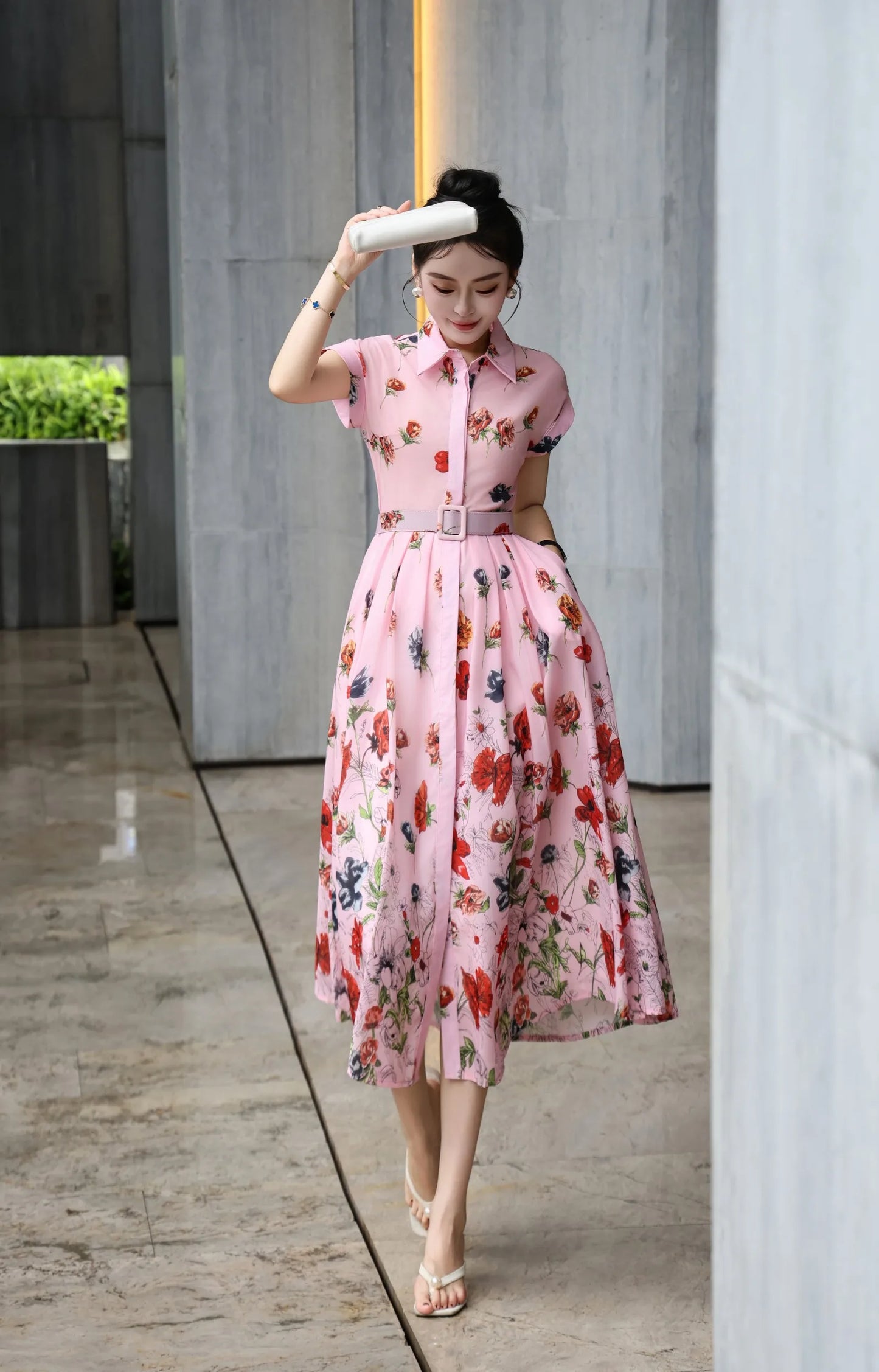 فستان صيفي متوسط الطول بطبعة زهور - وردي، بأكمام قصيرة، وأزرار أمامية، أنيق وغير رسمي.