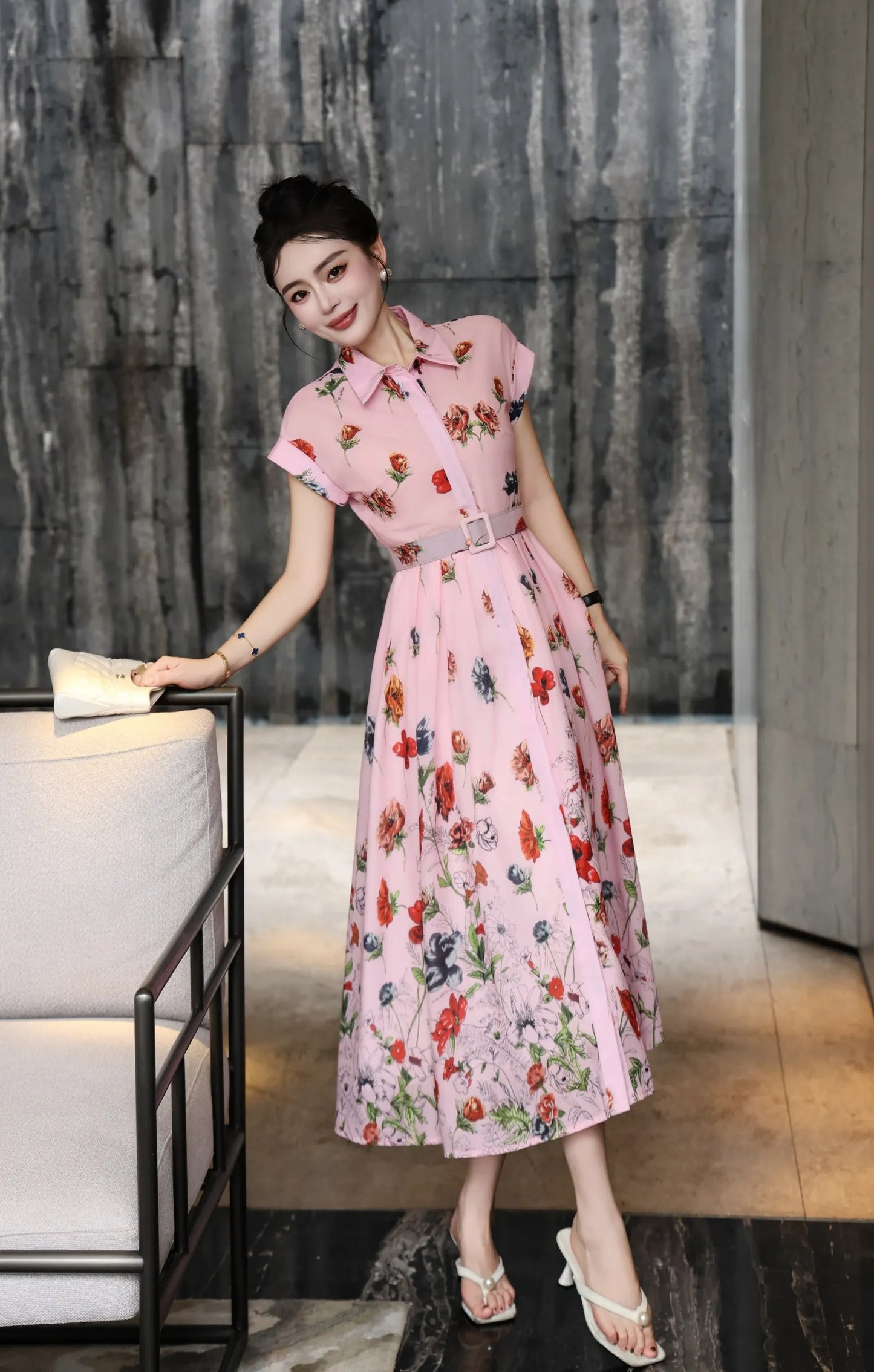 فستان صيفي متوسط الطول بطبعة زهور - وردي، بأكمام قصيرة، وأزرار أمامية، أنيق وغير رسمي.