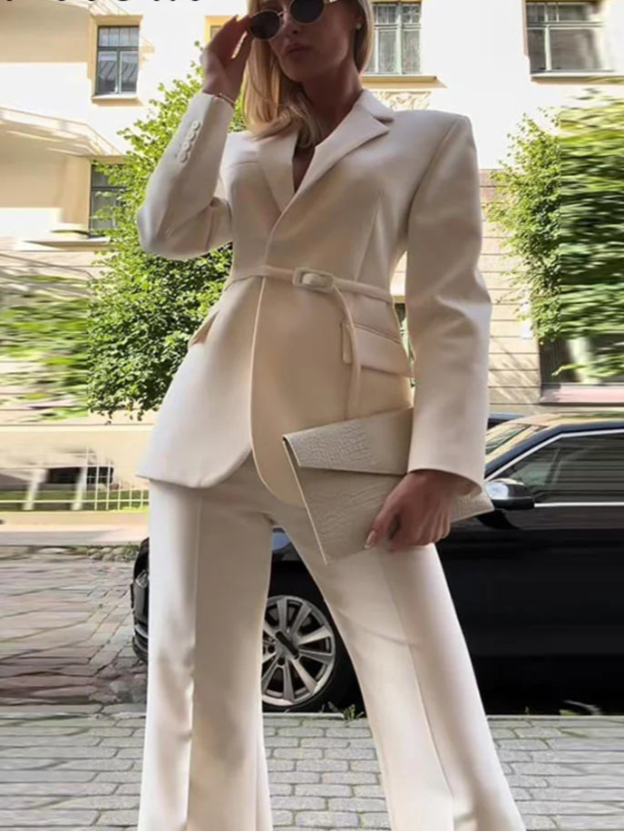 طقم جاكيت بدلة ضيق مع حزام وبنطلون واسع ذو فتحات جانبية