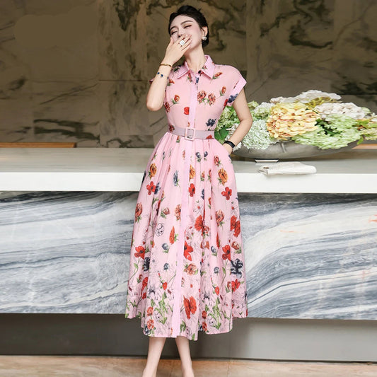 فستان صيفي متوسط الطول بطبعة زهور - وردي، بأكمام قصيرة، وأزرار أمامية، أنيق وغير رسمي.