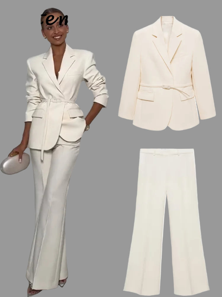 طقم جاكيت بدلة ضيق مع حزام وبنطلون واسع ذو فتحات جانبية