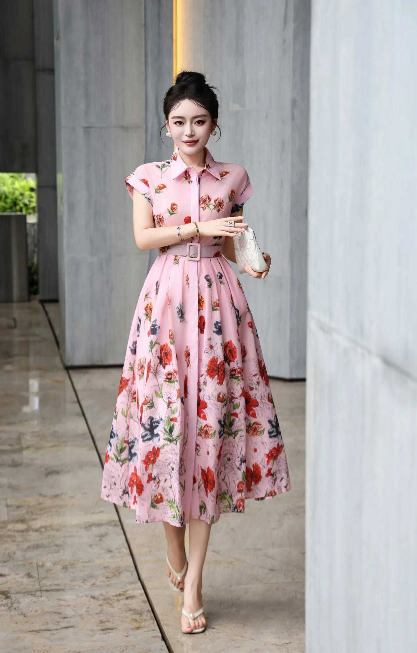 فستان صيفي متوسط الطول بطبعة زهور - وردي، بأكمام قصيرة، وأزرار أمامية، أنيق وغير رسمي.