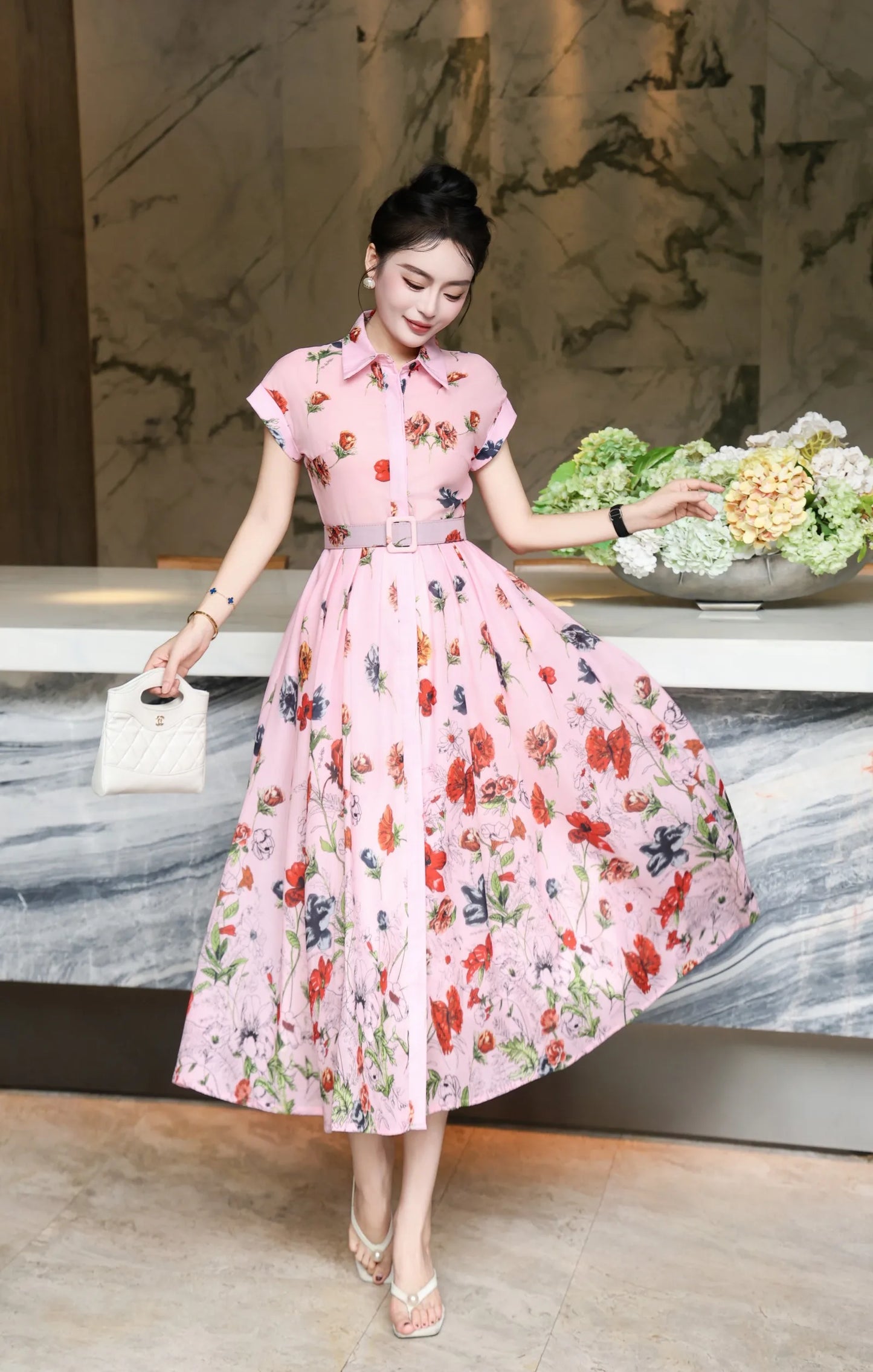 فستان صيفي متوسط الطول بطبعة زهور - وردي، بأكمام قصيرة، وأزرار أمامية، أنيق وغير رسمي.